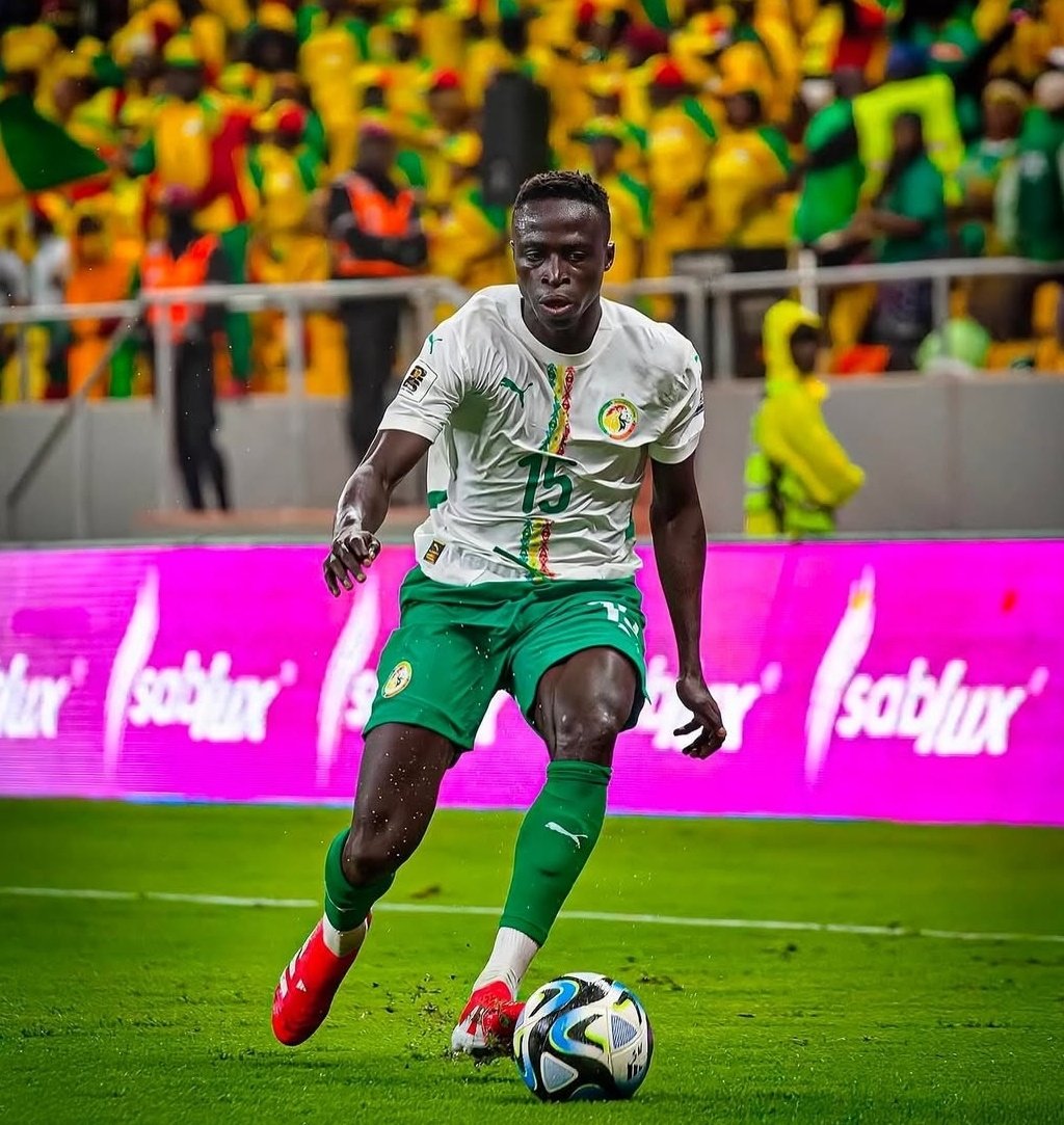 Senegalese Stars Buy Tickets For Fans .